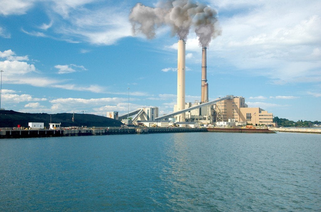 Pianta elettrica vicino al lago