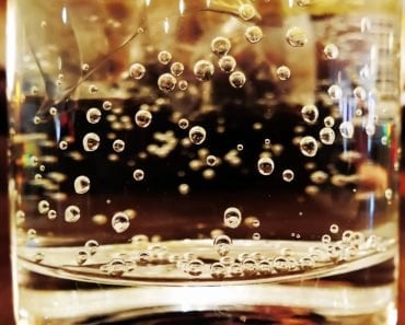 What are the small bubbles that form in a glass of water? - BBC