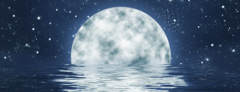 Moon,Set,Over,Water,With,Waves,,With,Full,Moon,On