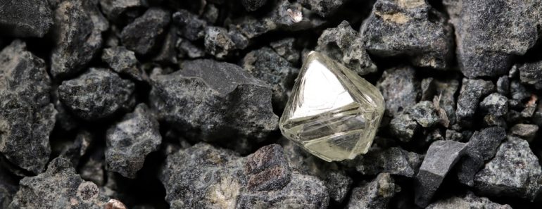 Natural,0.55,Ct,Octahedral,Diamond,From,South,Africa,In,Kimberlite